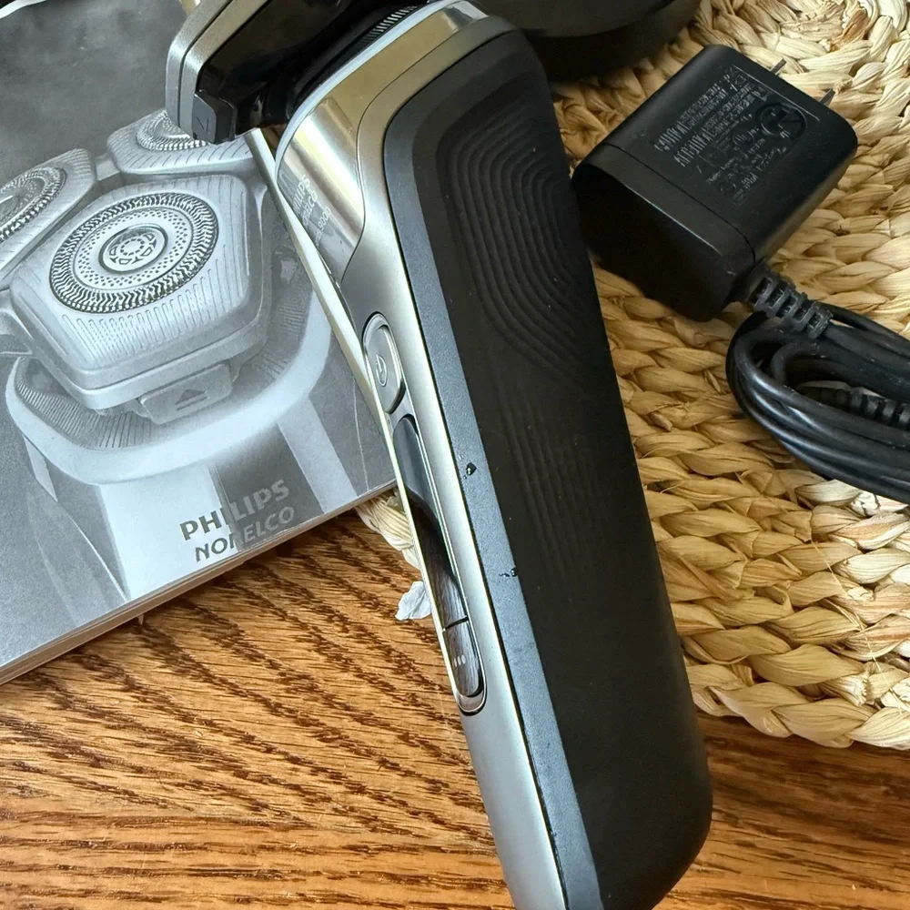 Philips Norelco 9800 Electric Shaver Set - Picture 7 of 12
